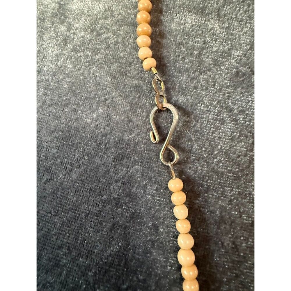 vintage necklace featuring  wooden carved animal-shaped pendants and beads - Picture 6 of 6